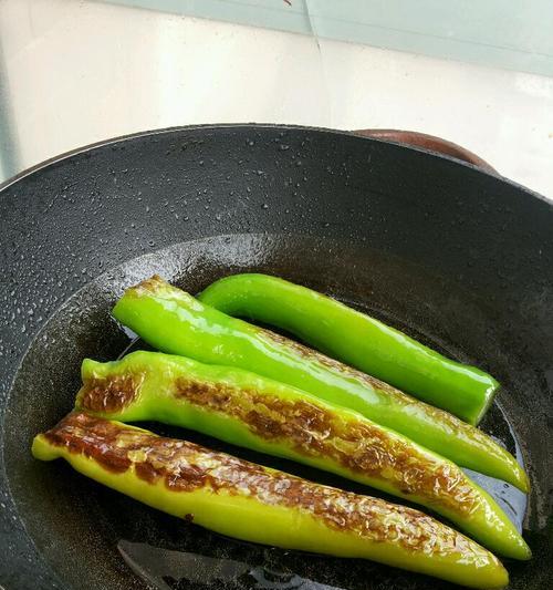 油焖辣椒的做法是什么？如何做出美味的油焖辣椒？