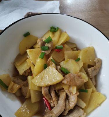 油闷尖椒土豆怎么做？步骤和技巧有哪些？