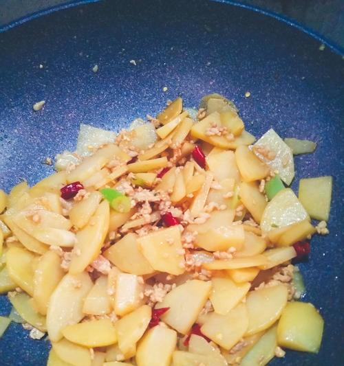 油闷尖椒土豆怎么做？步骤和技巧有哪些？  第2张