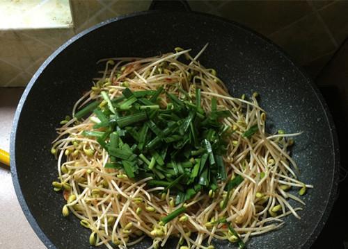 油淋绿豆芽的做法是什么？如何在家轻松制作？
