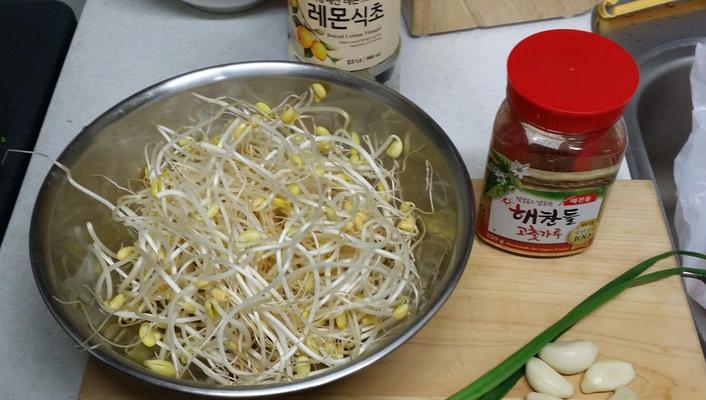 油淋绿豆芽的做法是什么？如何在家轻松制作？  第3张