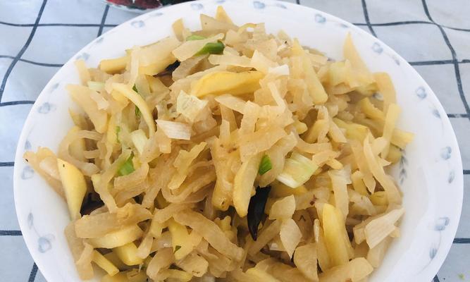 油辣白萝卜条怎么做？有哪些步骤和技巧？