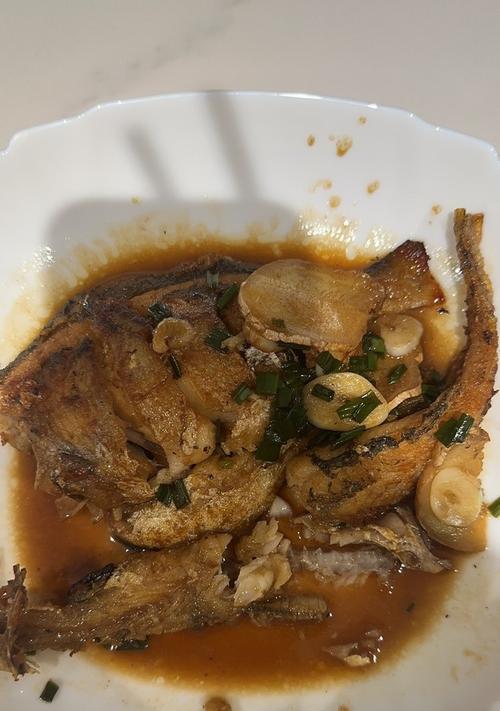 油煎小杂鱼的做法是什么？如何保证鱼肉鲜嫩不散？  第2张