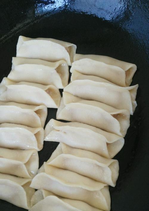 油煎饺怎么做才外酥里嫩？需要注意哪些常见问题？  第3张
