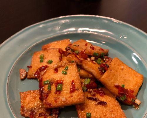 油煎豆腐怎么做才外酥里嫩？步骤和技巧是什么？