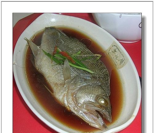 油皇鲈鱼的做法是什么？如何在家做出美味的油皇鲈鱼？  第2张