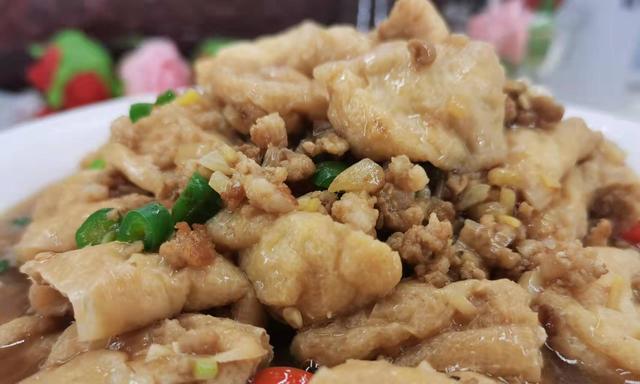 油豆腐煮五花肉怎么做？步骤和技巧是什么？