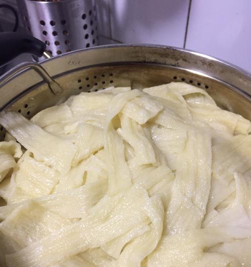 油豆腐柿子面怎么做？步骤和技巧有哪些？
