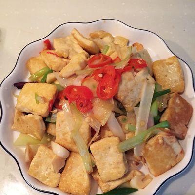 油豆腐炖小白菜的做法是什么？步骤和技巧有哪些？