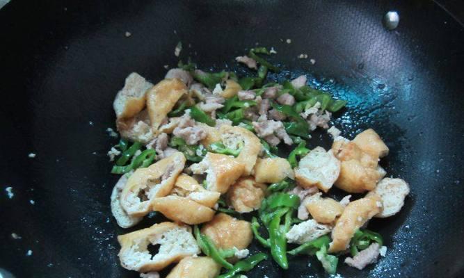 油豆腐炒瘦肉的做法是什么？如何炒出鲜嫩多汁的口感？  第1张