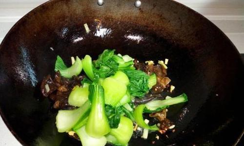 油菜炒木耳怎么做？步骤和技巧有哪些？