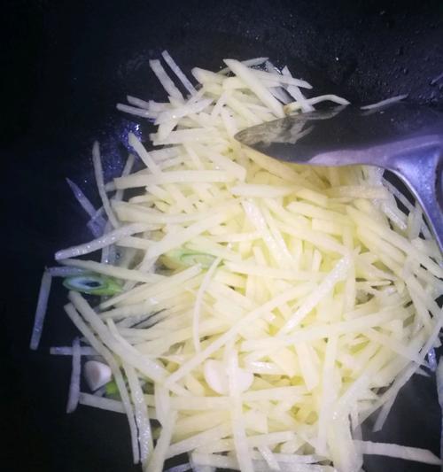 油扁土豆的做法是什么？如何在家轻松制作？