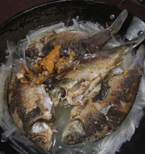 小鲫鱼焖萝卜怎么做？步骤和技巧有哪些？