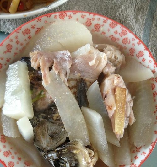 小鲫鱼焖萝卜怎么做？步骤和技巧有哪些？  第2张