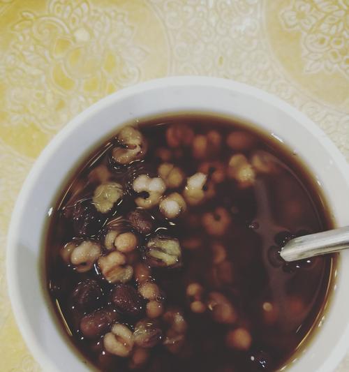 小红豆薏米莲藕汤怎么做？有哪些健康益处？
