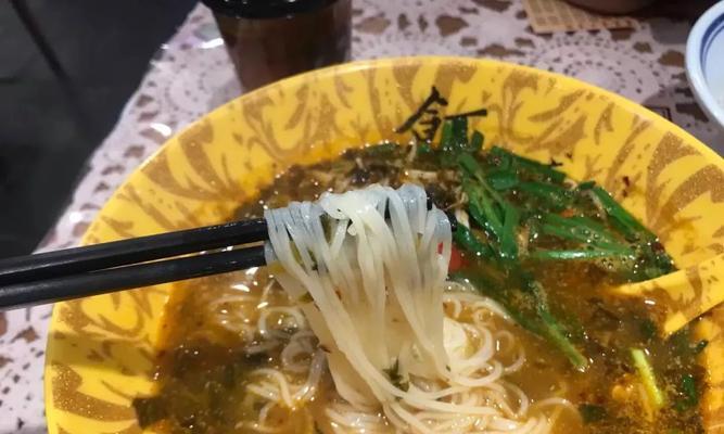 小锅饵丝三层味觉体验的做法是什么？如何在家轻松制作？