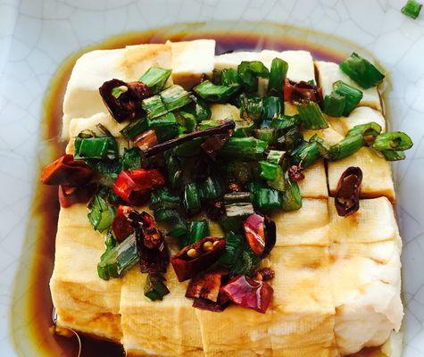 小根蒜拌豆腐怎么做？有哪些步骤和技巧？