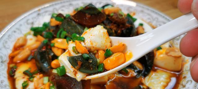 小葱皮蛋拌豆腐怎么做？步骤和技巧是什么？  第2张