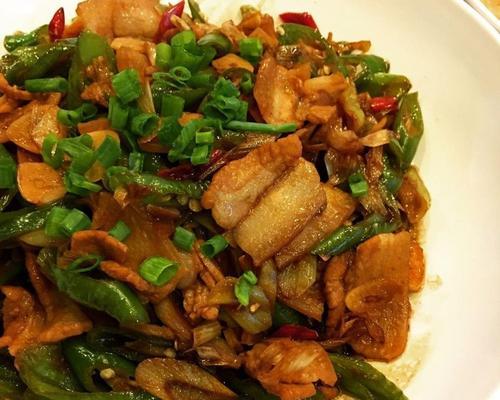 小炒肉的做法是什么？如何在家快速做出美味的小炒肉？