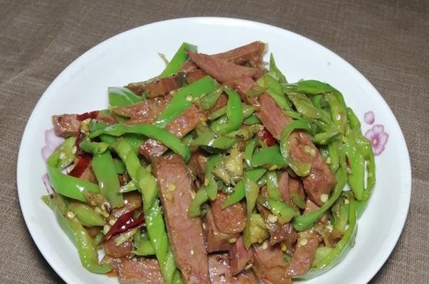 小炒馿肉的做法是什么？如何在家轻松制作？