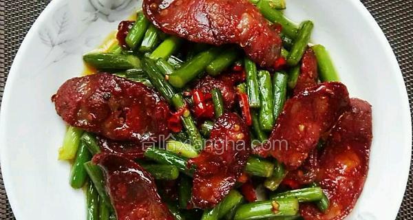 小炒脆皮肠怎么做？有哪些步骤和技巧？