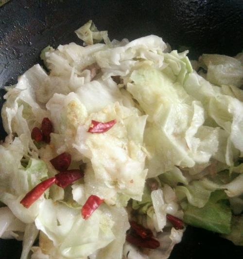 小炒包菜怎么做？步骤和技巧有哪些？