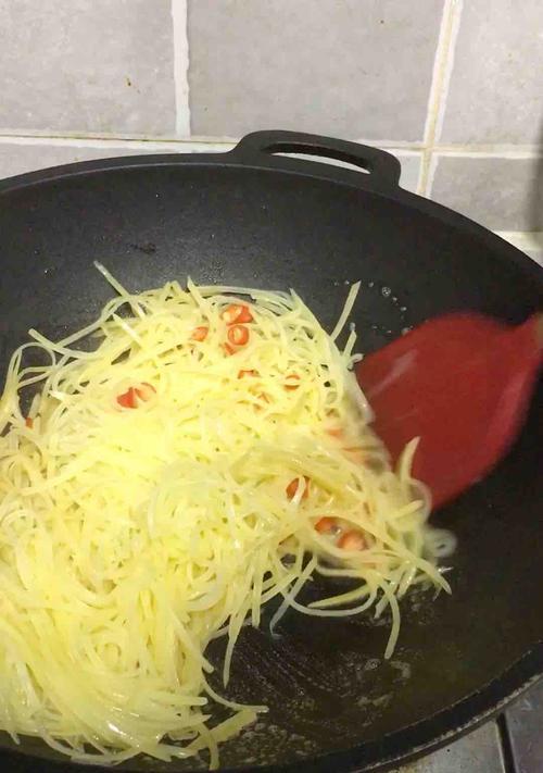 香葱蛋饼卷孜然土豆丝怎么做？步骤和技巧有哪些？