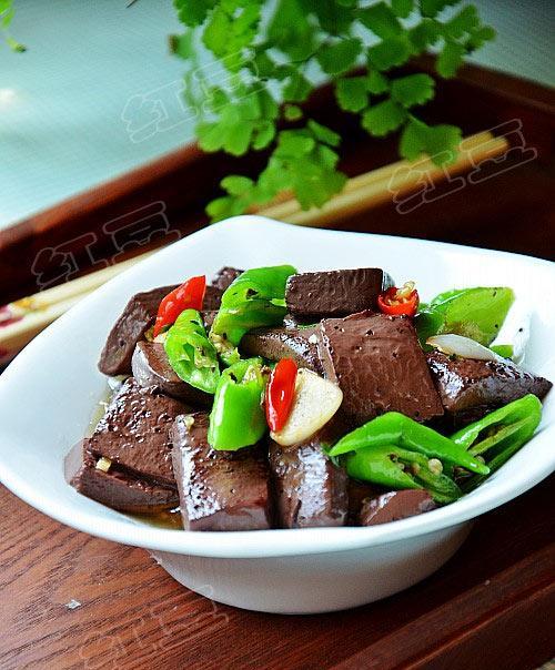 香葱炒鸭血的做法是什么？如何炒出鲜嫩可口的鸭血？  第3张