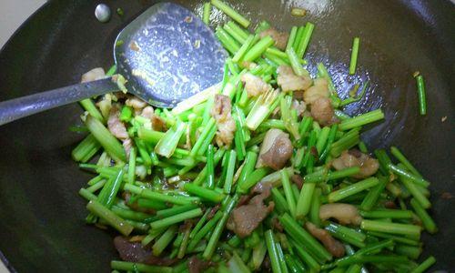香椿芹菜肉渣怎么做？步骤和技巧有哪些？