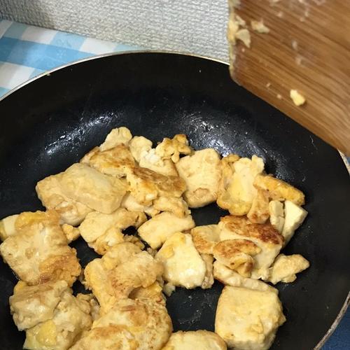 香椿鸡蛋煎豆腐怎么做？步骤和技巧有哪些？  第3张