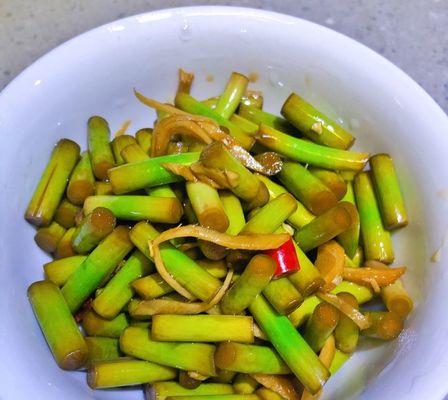 香椿拌蒜苔怎么做？步骤和技巧是什么？  第2张