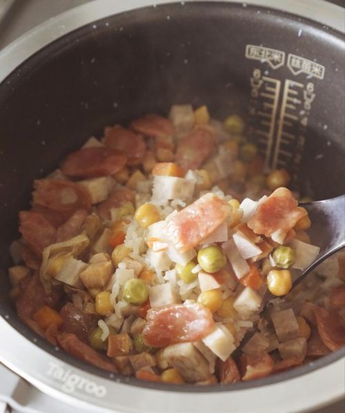 香肠豌豆焖饭怎么做？步骤和技巧有哪些？