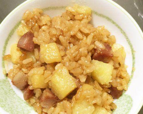 香肠土豆闷饭的做法是什么？如何做出美味的香肠土豆闷饭？  第1张