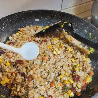 香肠黄金鸡肉炒饭怎么做？步骤和技巧有哪些？