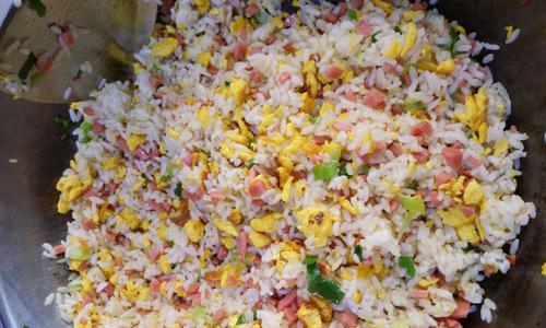 香肠蛋炒饭怎么做？步骤和技巧有哪些？
