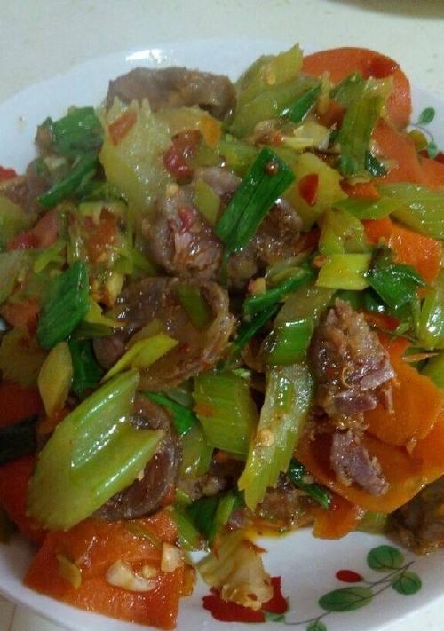 香肠炒西芹的做法是什么？如何炒出美味的香肠西芹？