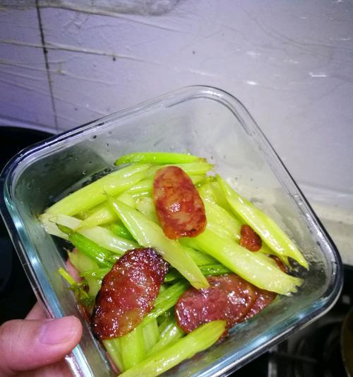 香肠炒西芹的做法是什么？如何炒出美味的香肠西芹？  第2张