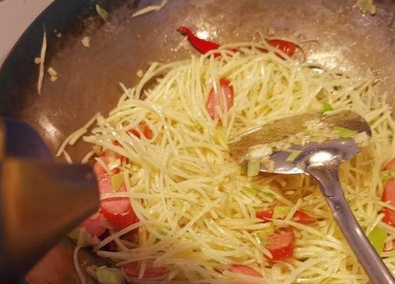 香肠炒土豆丝的做法是什么？如何炒出美味的香肠土豆丝？  第3张