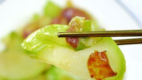 香肠炒青菜怎么做？步骤和技巧有哪些？  第3张