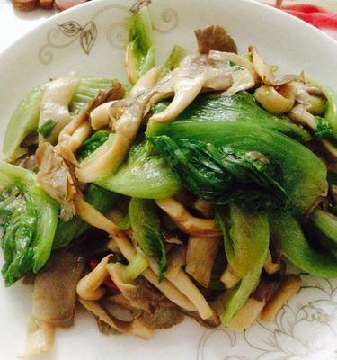 香肠炒平菇怎么做？步骤和技巧有哪些？