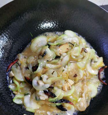 香肠炒瓠瓜怎么做？瓠瓜炒香肠的家常做法是什么？  第3张