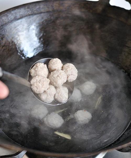 香菜水汆丸子怎么做？步骤和技巧有哪些？
