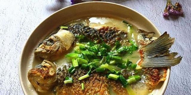 香菜烧鲫鱼怎么做？步骤和技巧有哪些？
