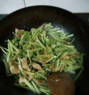 五香豆腐炒芹菜怎么做？步骤和技巧有哪些？  第3张