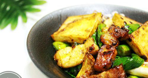 五花肉油豆皮炒韭菜苔怎么做？步骤和技巧有哪些？  第2张
