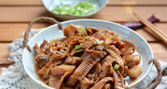 五花肉烧笋干怎么做？步骤和技巧有哪些？