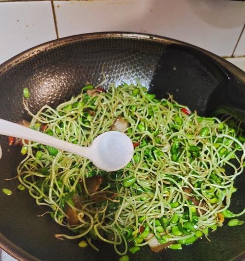 五花肉烧豆芽怎么做？步骤和技巧有哪些？  第3张