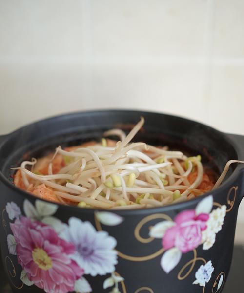 五花肉泡菜锅怎么做？有哪些步骤和技巧？