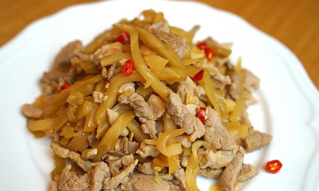 五花肉焖榨菜怎么做？步骤和技巧有哪些？
