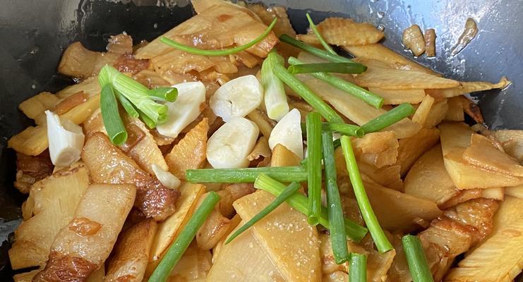 五花肉焖鲜笋怎么做？步骤和技巧是什么？  第2张